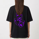 Camiseta com estampa frontal de traço curvado estilizado e estampa traseira de três máscaras teatrais, com uma sorrindo e duas expressando tristeza.