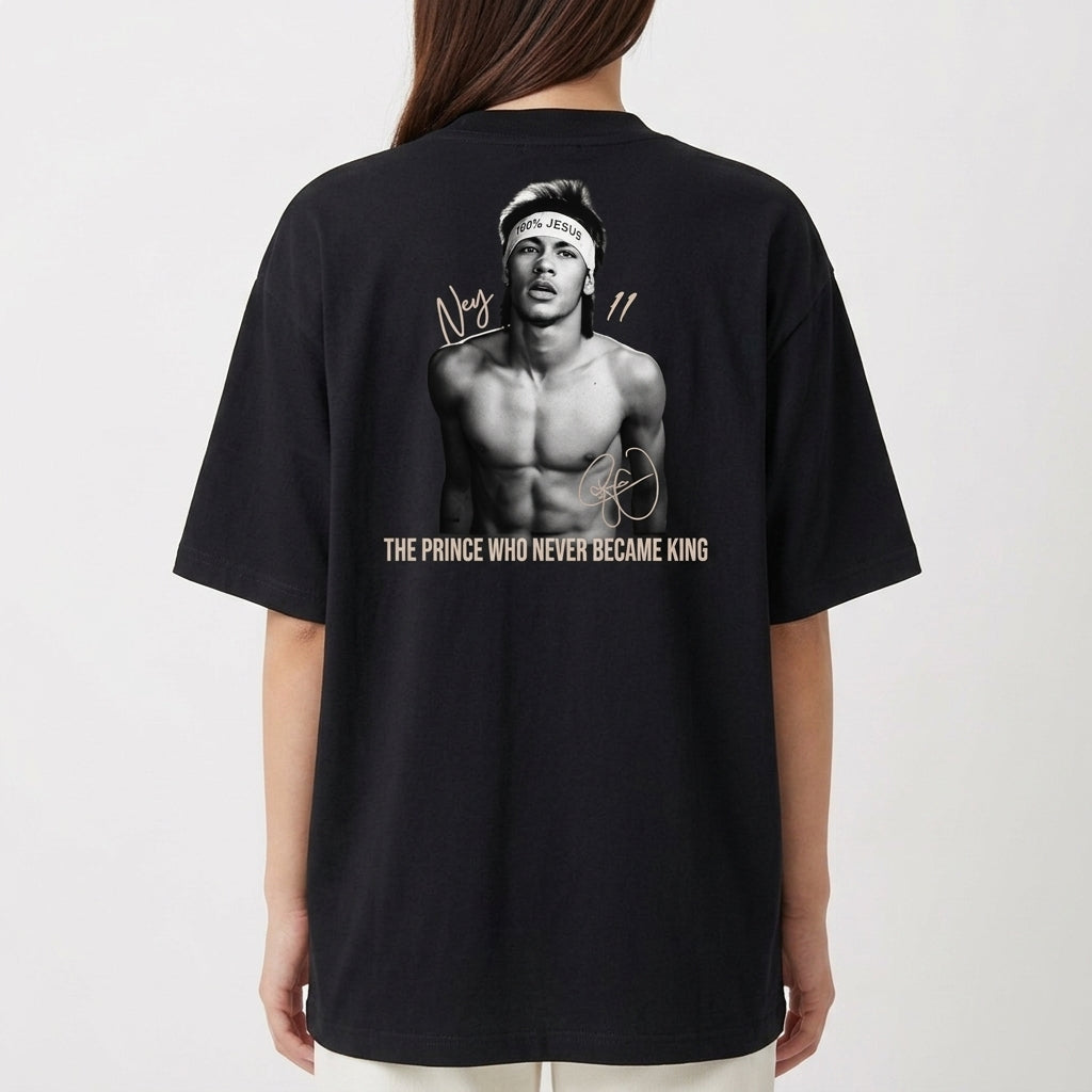Camiseta com estampa frontal de assinatura estilizada e estampa traseira de retrato de homem sem camisa, assinaturas e frase "The Prince Who Never Became King".