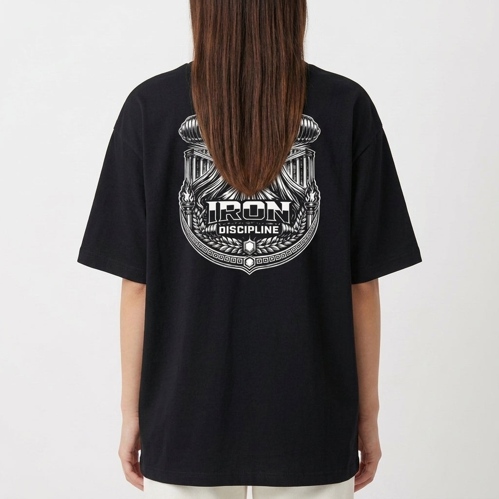 Camiseta com estampa traseira de figura mitológica musculosa levantando halteres, cercada por ornamentos clássicos e a inscrição "Iron Discipline".
