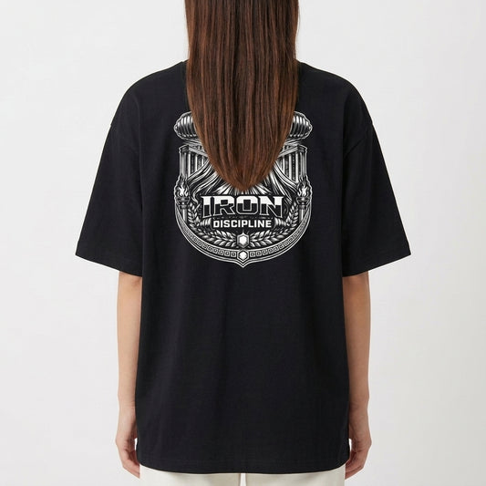 Camiseta com estampa traseira de figura mitológica musculosa levantando halteres, cercada por ornamentos clássicos e a inscrição "Iron Discipline".