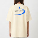 Camiseta com estampa frontal de texto estilizado ao lado de um símbolo estrelado e estampa traseira de logo similar ampliado com gráfico curvo dinâmico.