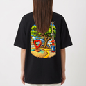 Camiseta com estampa frontal de "PITANGUI" sublinhado e estampa traseira de uma praça com árvore central, banco de madeira e placa de "PAZ E AMOR".