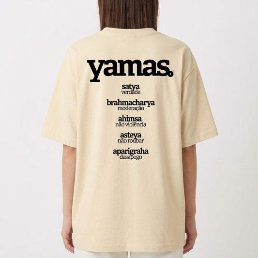 Camiseta com estampa frontal de "aparigraha. desapego" e estampa traseira de "yamas." seguida de palavras como "satya" e seus significados em lista vertical.