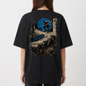 Camiseta com estampa frontal de logo minimalista circular e estampa traseira de skatista sobre ruínas urbanas e círculo abstrato.