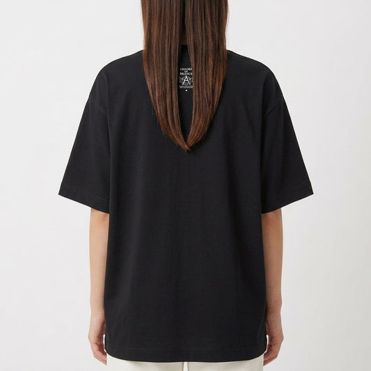 Camiseta com estampa frontal de logotipo estilizado e estampa traseira de pequenas inscrições textuais próximas à gola.