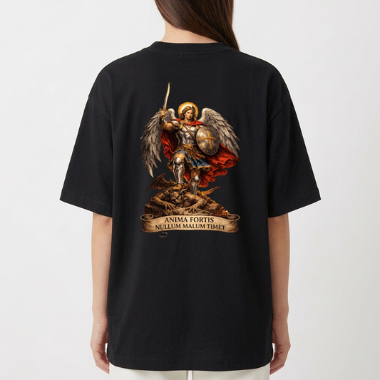 Camiseta com estampa frontal de logotipo estilizado "TK" e estampa traseira de figura angelical com asas, espada e escudo, acompanhada de inscrição latina.