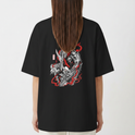 Camiseta com estampa frontal de figura estilizada e texto sobreposto e estampa traseira de dragão detalhado em estilo oriental com traços sinuosos.