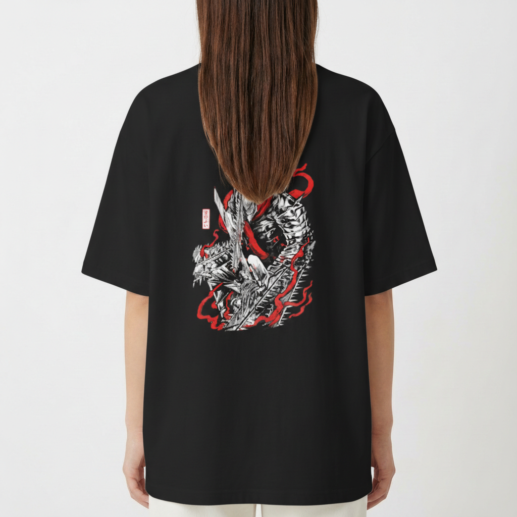 Camiseta com estampa frontal de figura estilizada e texto sobreposto e estampa traseira de dragão detalhado em estilo oriental com traços sinuosos.