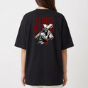 Camiseta com estampa frontal de uma estrutura arqueológica e estampa traseira de figura religiosa carregando uma cruz com a palavra "JESUS" em destaque.