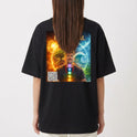 Camiseta com estampa frontal de "trap espiritual. Elevação Total" e estampa traseira com imagem de pessoa meditando, yin-yang e cores místicas vibrantes.