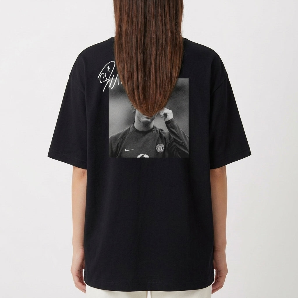 Camiseta com estampa traseira de fotografia em preto e branco de um jogador de futebol em campo, sobreposta por assinatura estilizada brilhante.