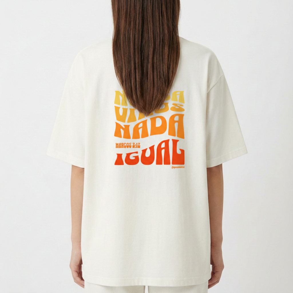 Camiseta com estampa frontal de texto "MIRACLES I BELIEVE" em fonte estilizada e traseira de texto "NUNCA VIMOS NADA IGUAL" com variação de cores e tamanhos.