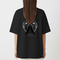 Camiseta com estampa frontal de símbolo enigmático acima de rosto estilizado e estampa traseira de olhar intenso com mãos em posição meditativa.