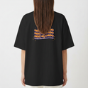 Camiseta com estampa frontal de ícone de computador retrô com a palavra "LAB" e estampa traseira de texto em camadas "LUGAR ABENÇOADO" com estrelas.