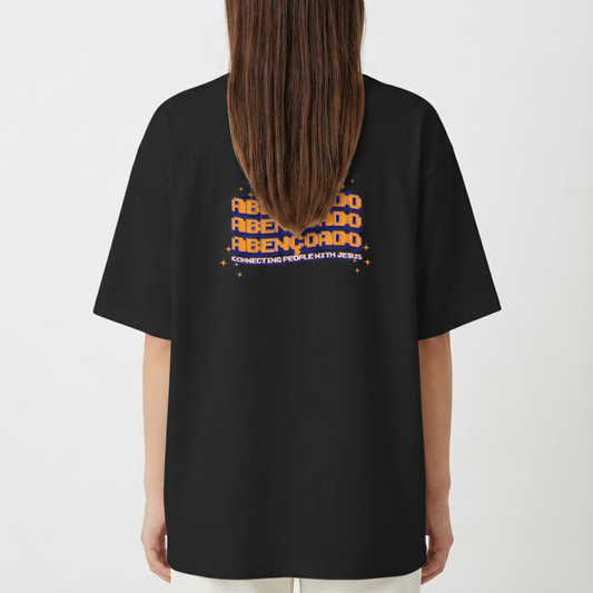 Camiseta com estampa frontal de ícone de computador retrô com a palavra "LAB" e estampa traseira de texto em camadas "LUGAR ABENÇOADO" com estrelas.
