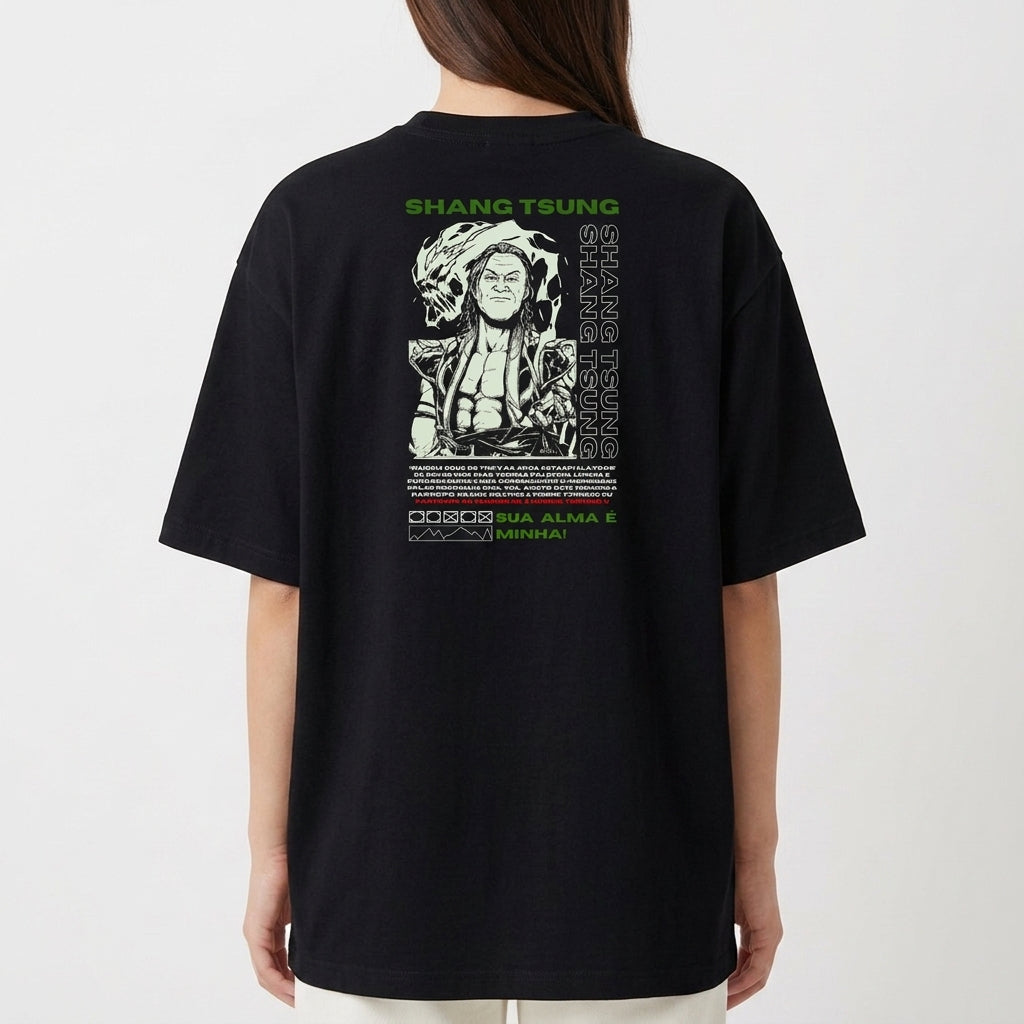 Camiseta com estampa frontal de dragão circular acompanhado do texto "FINISH HIM!!" e estampa traseira de personagem com texto em torno e detalhes gráficos.