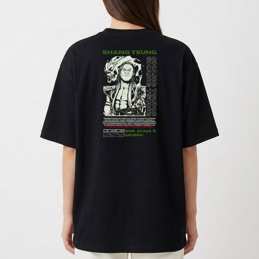 Camiseta com estampa frontal de dragão circular acompanhado do texto "FINISH HIM!!" e estampa traseira de personagem com texto em torno e detalhes gráficos.