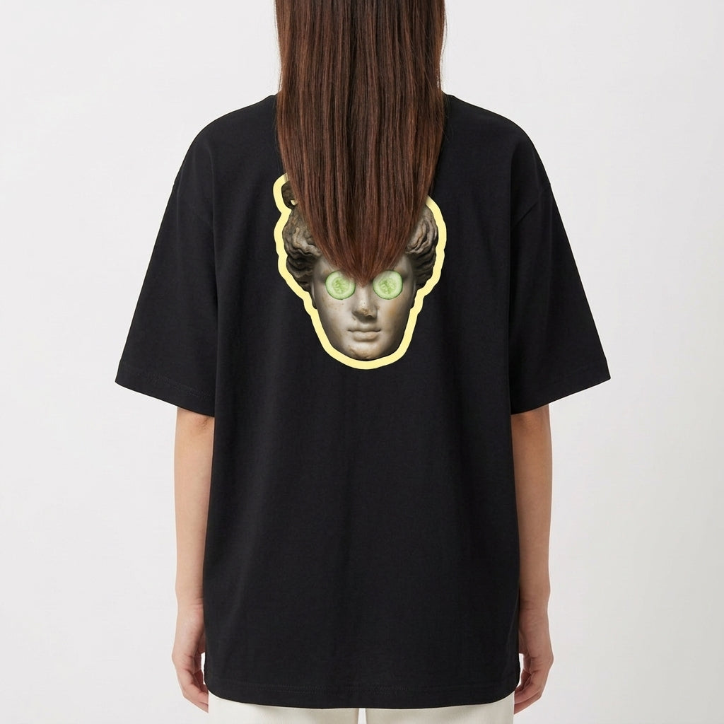 Camiseta com estampa frontal de "Blem Company" estilizado em tipografia mista e estampa traseira de uma cabeça clássica com rodelas de pepino nos olhos.