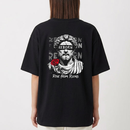 Camiseta com estampa frontal do texto "LUNOVA" entre linhas gráficas e estampa traseira de busto clássico com rosa vermelha e texto "REBORN" em destaque.