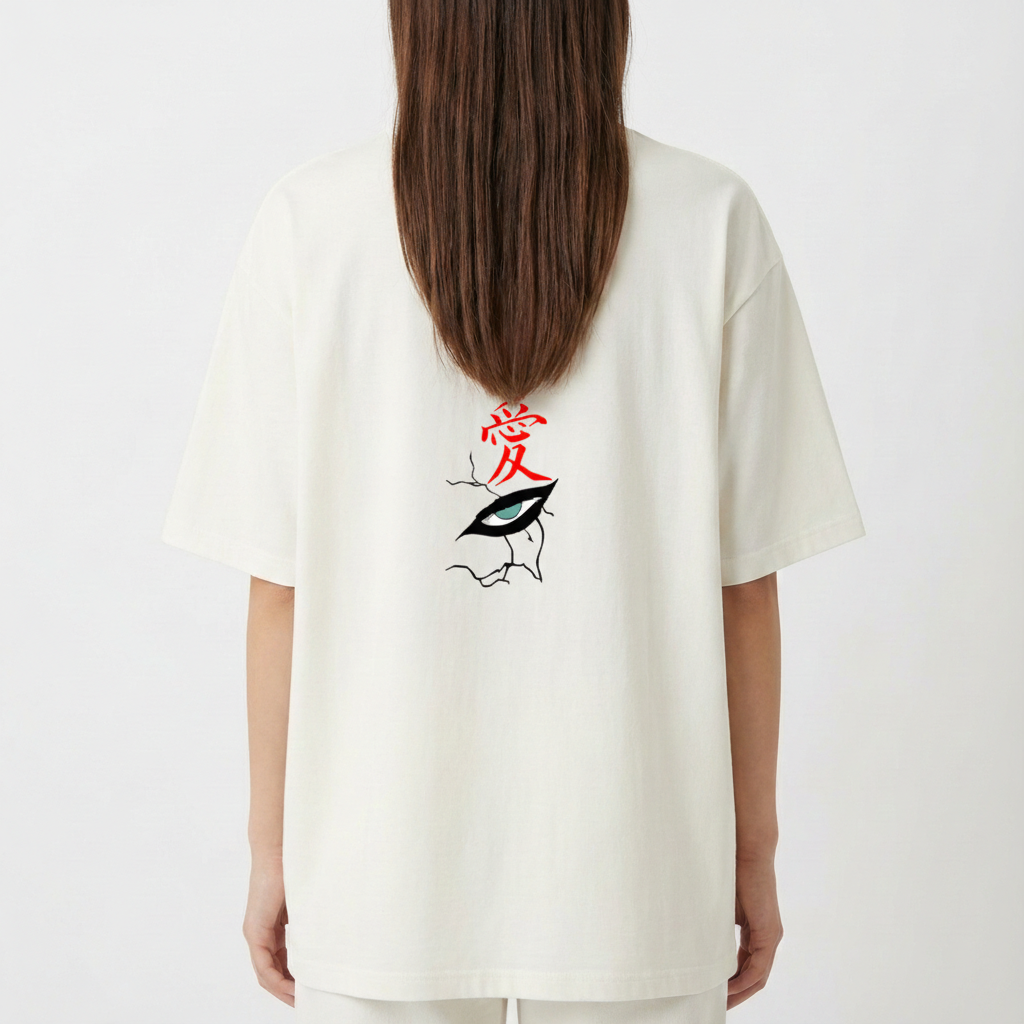 Camiseta com estampa frontal de personagem com expressão confiante e cabelo espetado e estampa traseira de olho dramático cercado por rachaduras com símbolo.