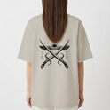 Camiseta com estampa frontal de "Seravia" estilizado e estampa traseira de espadas cruzadas sob asas abertas com símbolo circular no topo.