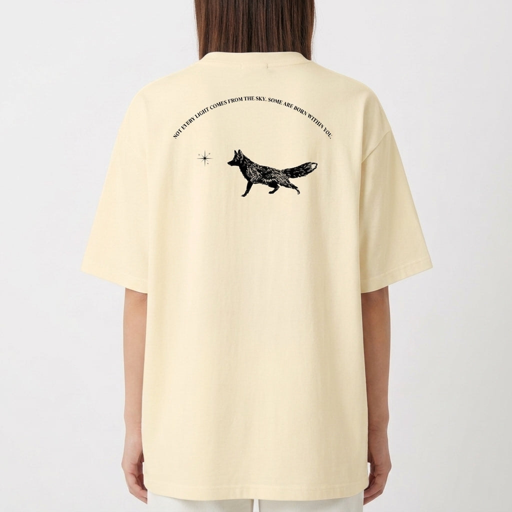 Camiseta com estampa frontal de símbolo geométrico com raposa centrada e texto abaixo e estampa traseira de raposa caminhando sob texto curvo e estrela.