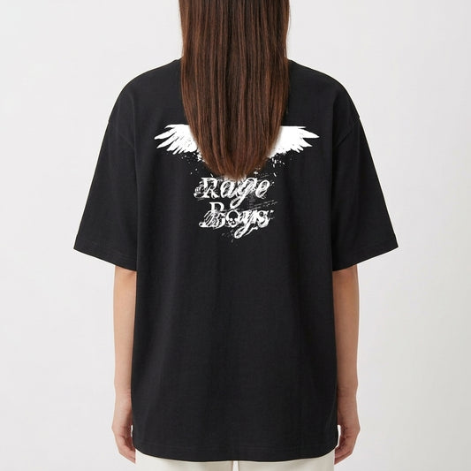 Camiseta com estampa frontal de caveira pequena e estampa traseira de pássaro em voo com texto estilizado por baixo, criando um contraste marcante.
