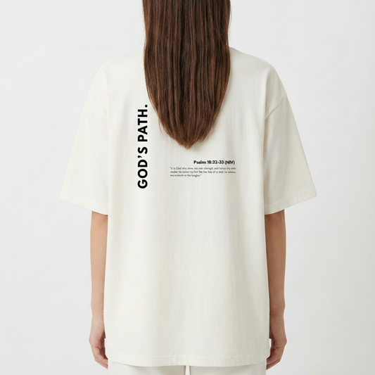 Camiseta com estampa traseira de texto vertical "GOD'S PATH." ao lado de um trecho bíblico "Psalm 18:32-33 (NIV)" com uma citação completa.