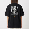 Camiseta com estampa traseira de uma figura central religiosa e frase que menciona ressurreição e vida, cercada por texto estilizado.