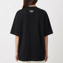 Camiseta com estampa frontal de texto dentro de retângulo pequeno, e estampa traseira de texto pequeno localizado próximo à gola.