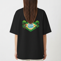 Camiseta com estampa frontal de logo tropical com pássaros e paisagem em destaque e estampa traseira maior mostrando cena de natureza exuberante com araras.