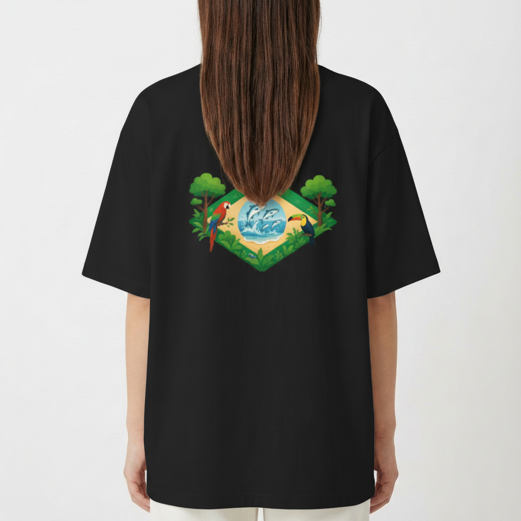 Camiseta com estampa frontal de logo tropical com pássaros e paisagem em destaque e estampa traseira maior mostrando cena de natureza exuberante com araras.