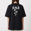 Camiseta com estampa frontal de assinatura estilizada delicada e estampa traseira de dragão tribal detalhado com asas curvas e cauda serpenteante.