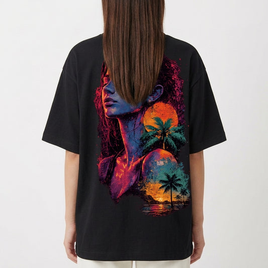 Camiseta com estampa frontal de círculo minimalista e estampa traseira de retrato feminino artístico em tons vibrantes com palmeiras e pôr do sol ao fundo.