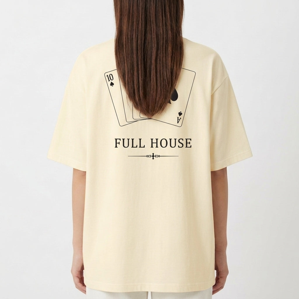 Camiseta com estampa frontal de letra "R" acompanhada de um símbolo de espadas e estampa traseira de cartas de baralho formando "Full House".