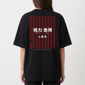 Camiseta com estampa frontal de barras verticais ao lado de caracteres pequenos e estampa traseira com caracteres grandes sobrepostos por caracteres menores.
