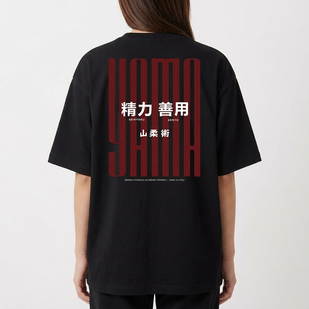 Camiseta com estampa frontal de barras verticais ao lado de caracteres pequenos e estampa traseira com caracteres grandes sobrepostos por caracteres menores.
