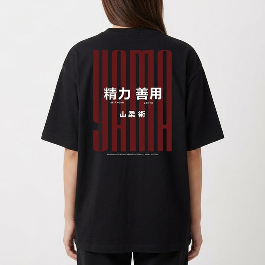 Camiseta com estampa frontal de barras verticais ao lado de caracteres pequenos e estampa traseira com caracteres grandes sobrepostos por caracteres menores.