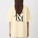 Camiseta com estampa frontal de lettering cursivo "Raceteam Built Different" e estampa traseira de iniciais sobrepostas em fonte de grande porte "RC TM".