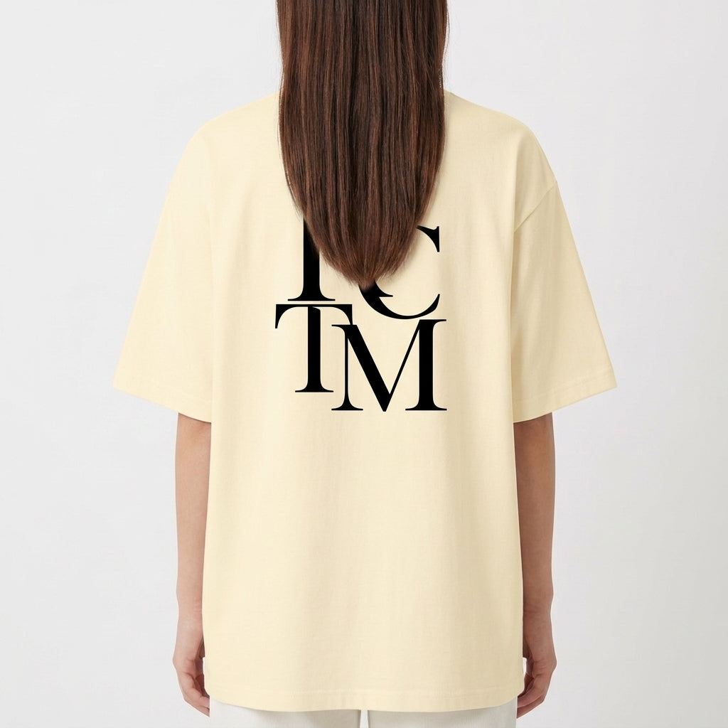 Camiseta com estampa frontal de lettering cursivo "Raceteam Built Different" e estampa traseira de iniciais sobrepostas em fonte de grande porte "RC TM".