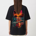 Camiseta com estampa frontal de símbolo minimalista circular com seta apontando para cima e estampa traseira de paisagem tropical com palmeiras e pôr do sol refletido no mar.