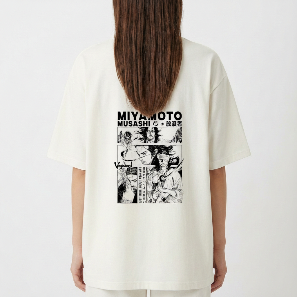 Camiseta com estampa frontal de um samurai desenhado em estilo minimalista e estampa traseira de quadrinhos detalhados com o tema Miyamoto Musashi.