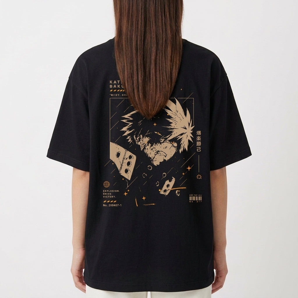 Camiseta com estampa frontal de cabeça de animal estilizada com dois olhos e estampa traseira de personagem em design geométrico acompanhada de textos e detalhes.