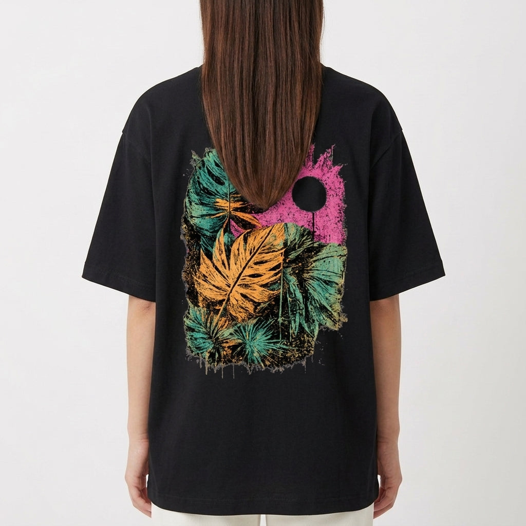 Camiseta com estampa frontal de pequeno logotipo minimalista e estampa traseira de folhas tropicais em diversas cores e círculo texturizado.