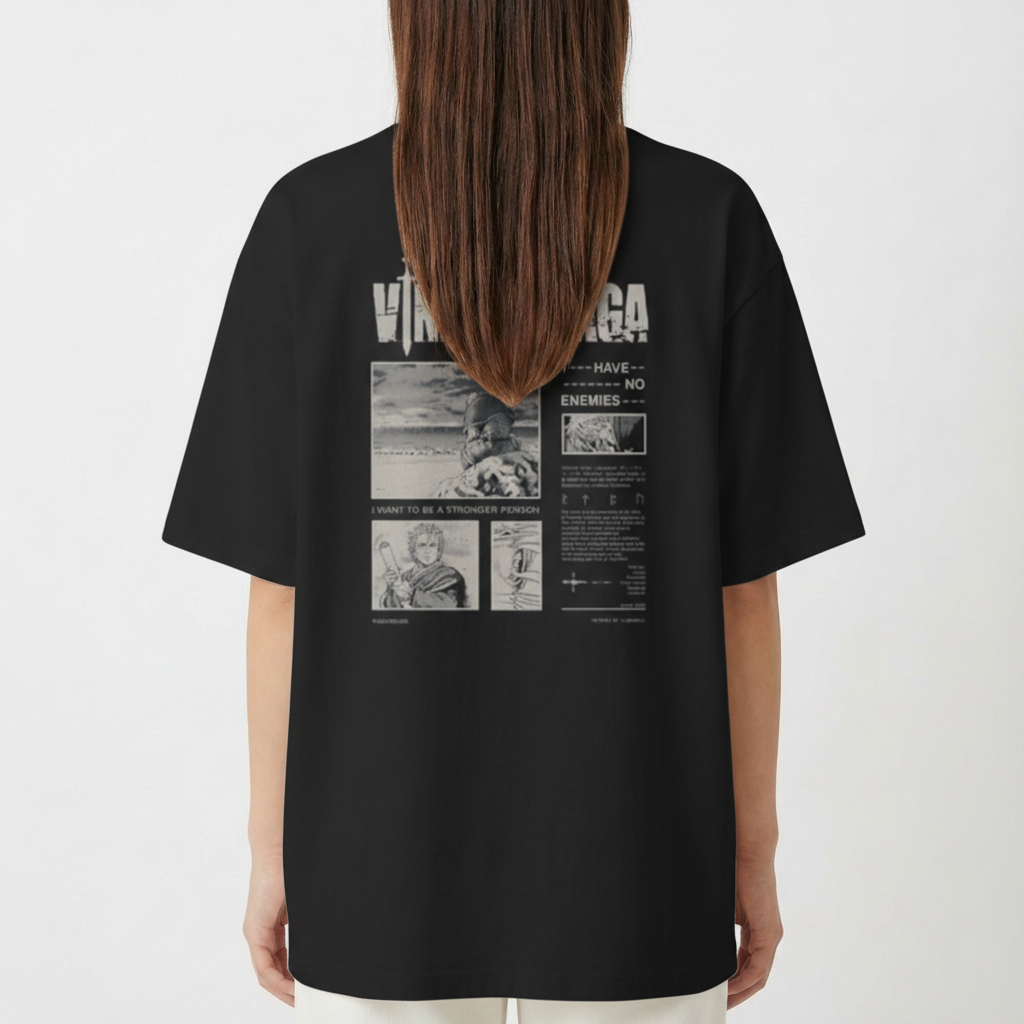 Camiseta com estampa frontal de uma figura com setas cravadas e estampa traseira de quadrinhos, espada, e textos estilo revista com tema medieval.