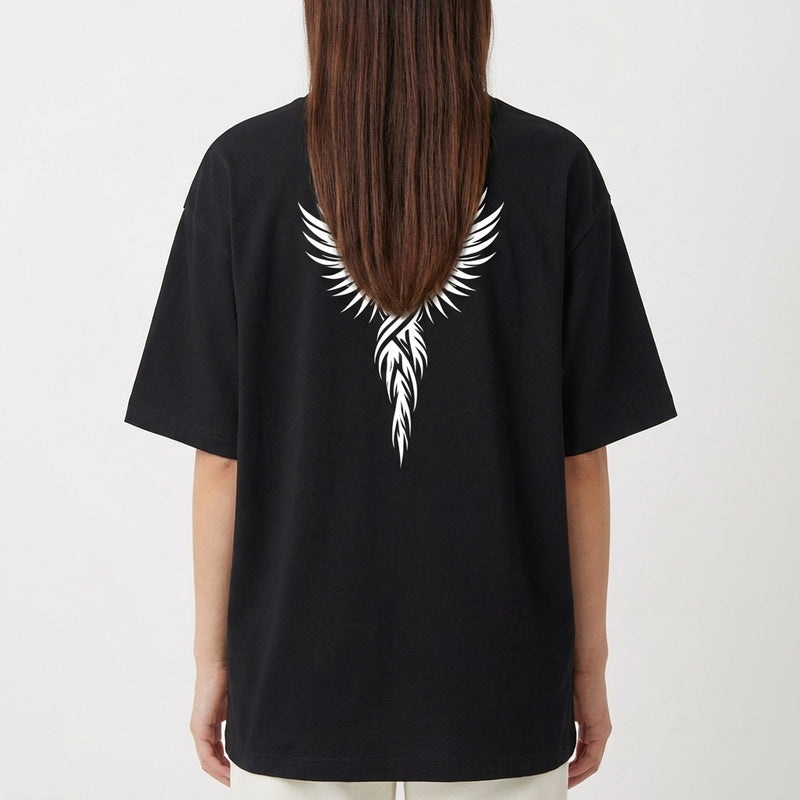 Camiseta com estampa traseira de uma cruz estilizada com asas detalhadas, onde os traços lembram penas e se entrelaçam, formando uma figura imponente.