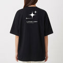 Camiseta com estampa frontal de texto estilizado "LIZZIE CORP." e símbolo de estrela, e estampa traseira de texto "LIZZIE CORP." entre estrelas de tamanhos variados.