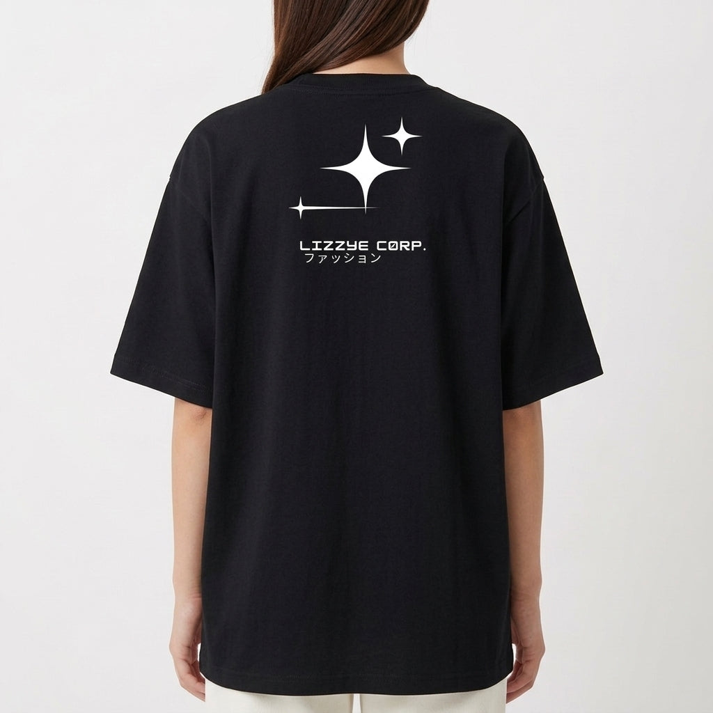 Camiseta com estampa frontal de texto estilizado "LIZZIE CORP." e símbolo de estrela, e estampa traseira de texto "LIZZIE CORP." entre estrelas de tamanhos variados.