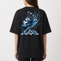 Camiseta com estampa frontal de "LUNOVA" e estampa traseira de rei xadrez detalhado em perfil com coroa, rodeado por peças sobre tabuleiro.