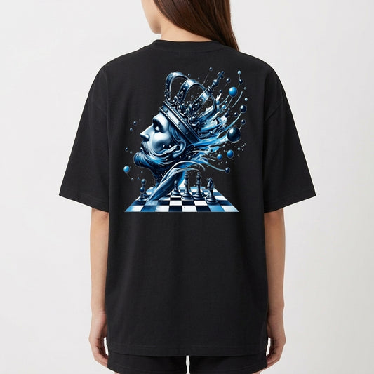 Camiseta com estampa frontal de "LUNOVA" e estampa traseira de rei xadrez detalhado em perfil com coroa, rodeado por peças sobre tabuleiro.